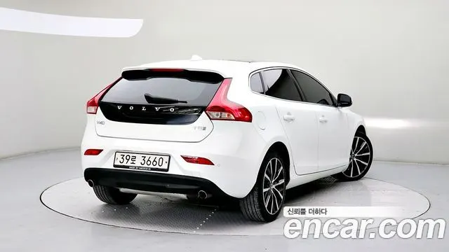 VOLVO V40 2018 — 72 372 км, белый, Корея — под ключ — фото 2