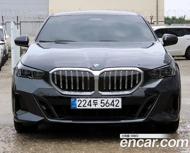 BMW 5 SERIES 2025 — 28 700 км, серый, Корея — под ключ — фото 2