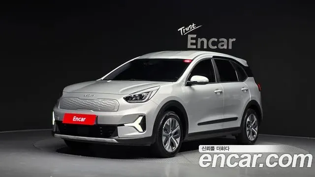 KIA NIRO PLUS 2023 — 52 780 км, серебристый, Корея — под ключ — фото 1