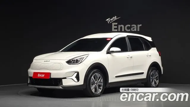 KIA NIRO PLUS 2023 — 77 352 км, белый, Корея — под ключ — фото 1