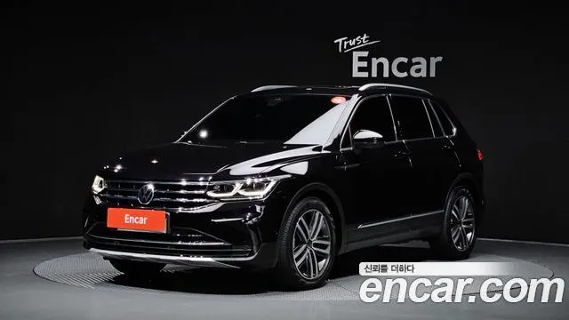 VOLKSWAGEN TIGUAN 2022 — 55 257 км, чёрный, Корея — под ключ — фото 1