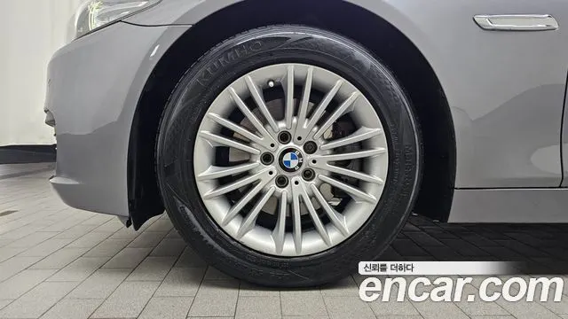 BMW 5 SERIES 2014 — 62 202 км, серебристо-серый, Корея — под ключ — фото 5