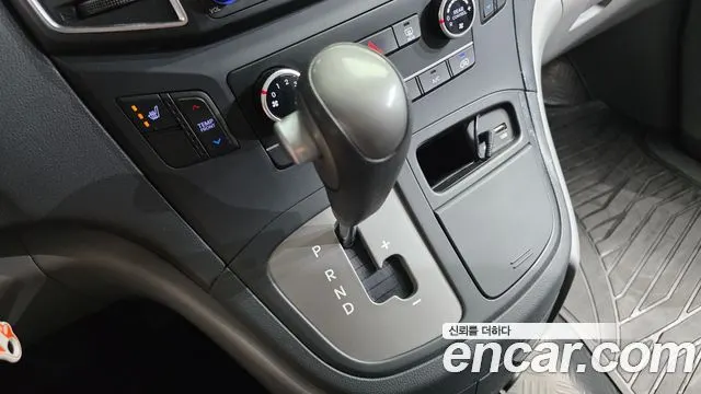 HYUNDAI GRAND STAREX 2018 — 202 437 км, серебристо-серый, Корея — под ключ — фото 9