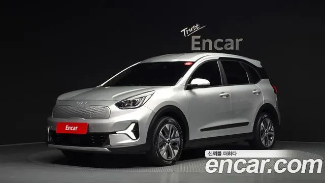 KIA NIRO PLUS 2023 — 65 023 км, серебристый, Корея — под ключ — фото 1