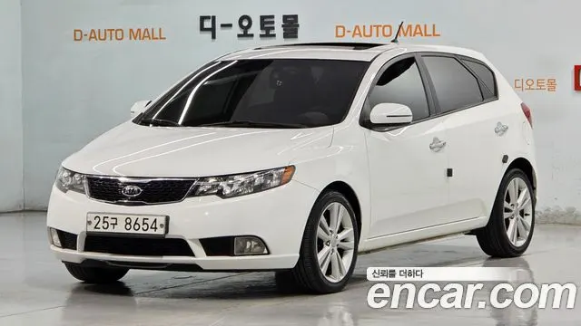 KIA FORTE HATCHBACK 2011 — 159 979 км, белый, Корея — под ключ — фото 3