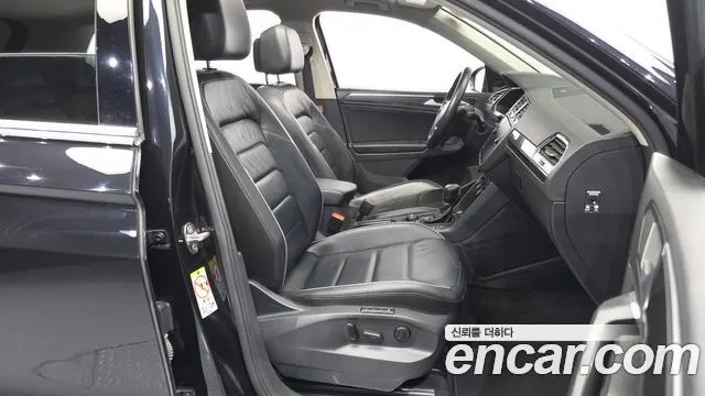 VOLKSWAGEN TIGUAN 2018 — 111 495 км, чёрный, Корея — под ключ — фото 11