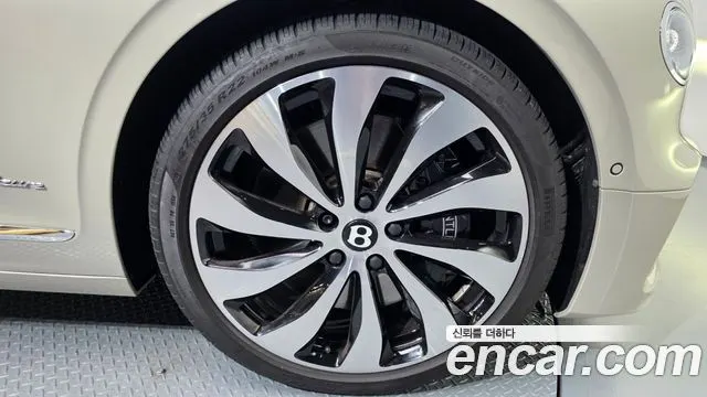 BENTLEY FLYING SPUR 2023 — 27 991 км, белый-перламутр, Корея — под ключ — фото 5