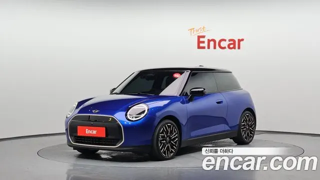 MINI COOPER ELECTRIC 2024 — 4 920 км, синий, Корея — под ключ — фото 1