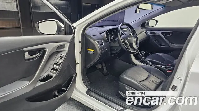 HYUNDAI AVANTE 2015 — 88 976 км, белый, Корея — под ключ — фото 10