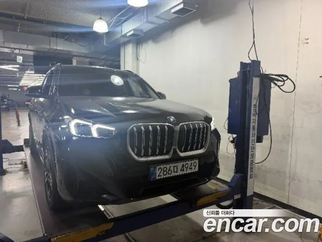 BMW X1 2025 — 10 385 км, чёрный, Корея — под ключ — фото 1