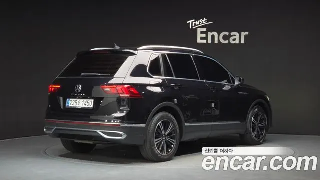 VOLKSWAGEN TIGUAN 2022 — 147 419 км, чёрный, Корея — под ключ — фото 2