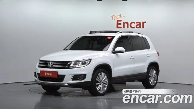 VOLKSWAGEN TIGUAN 2016 — 163 437 км, белый, Корея — под ключ — фото 1