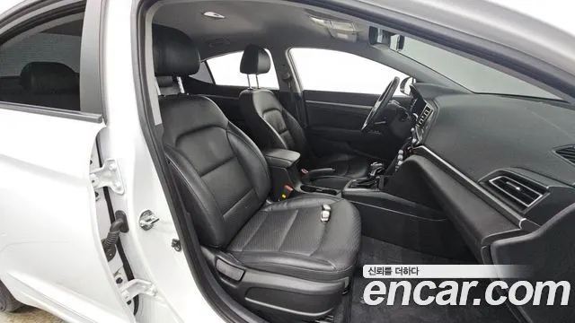 HYUNDAI AVANTE 2019 — 135 194 км, белый, Корея — под ключ — фото 12
