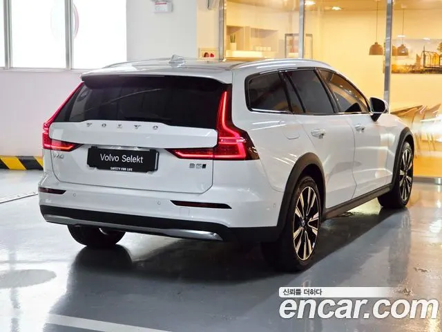 VOLVO V60 CROSS COUNTRY 2025 — 5 218 км, белый, Корея — под ключ — фото 2
