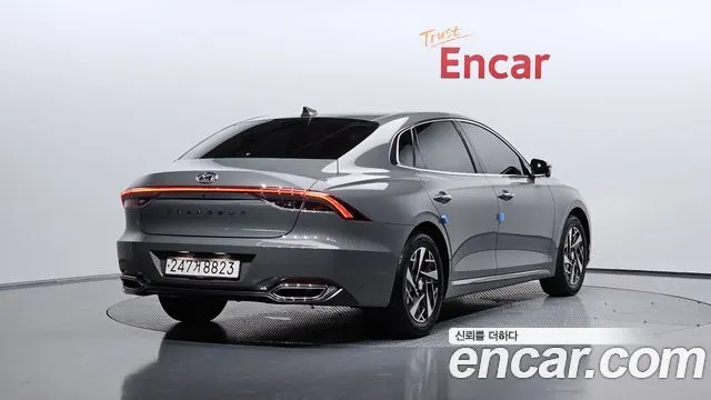 HYUNDAI GRANDEUR HYBRID 2023 — 13 654 км, серебристо-серый, Корея — под ключ — фото 1