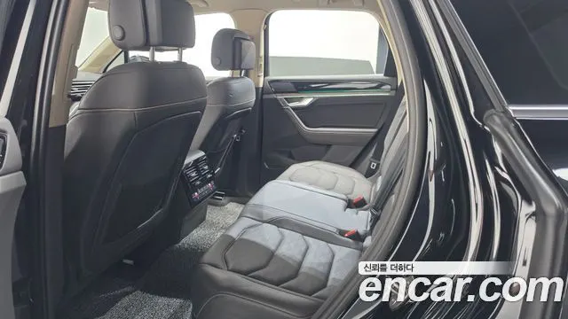 VOLKSWAGEN TOUAREG 2023 — 48 432 км, чёрный, Корея — под ключ — фото 11