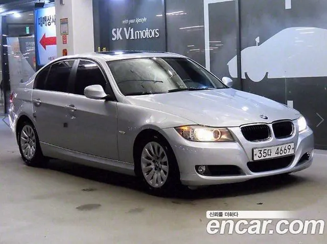BMW 3 SERIES 2009 — 90 643 км, серебристо-серый, Корея — под ключ — фото 1