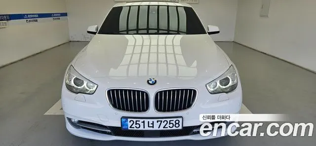 BMW 5 SERIES GT 2011 — 123 075 км, белый, Корея — под ключ — фото 1
