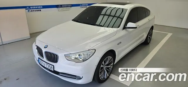 BMW 5 SERIES GT 2011 — 123 075 км, белый, Корея — под ключ — фото 2