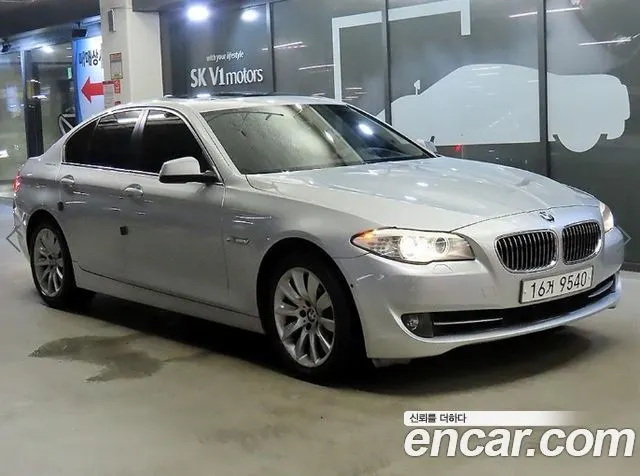 BMW 5 SERIES 2013 — 173 068 км, серебристо-серый, Корея — под ключ — фото 1