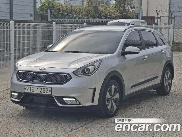 KIA NIRO 2018 — 186 354 км, серебристый, Корея — под ключ — фото 1