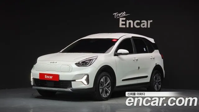 KIA NIRO PLUS 2023 — 114 574 км, белый, Корея — под ключ — фото 1