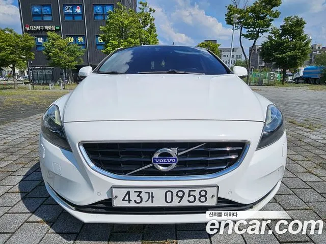 VOLVO V40 2015 — 203 061 км, белый, Корея — под ключ — фото 1