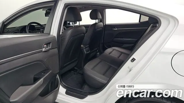 HYUNDAI AVANTE 2018 — 110 025 км, белый, Корея — под ключ — фото 11