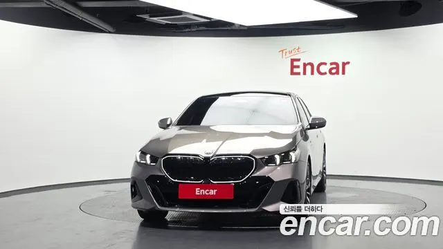 BMW 5 SERIES 2025 — 25 282 км, светло-золотистый, Корея — под ключ — фото 3