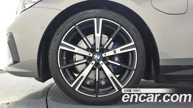 BMW 5 SERIES 2025 — 25 282 км, светло-золотистый, Корея — под ключ — фото 5