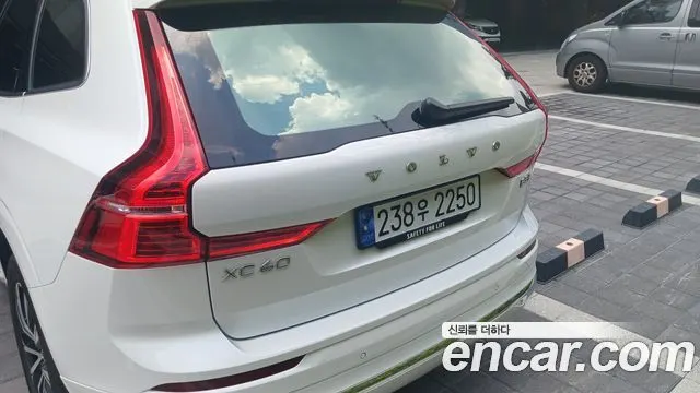 VOLVO XC60 2023 — 30 000 км, белый-перламутр, Корея — под ключ — фото 2