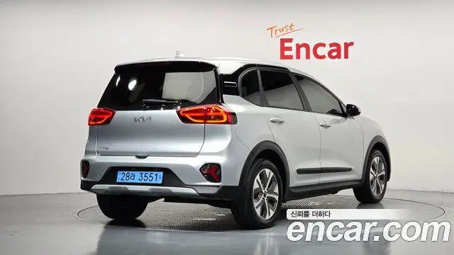 KIA NIRO PLUS 2023 — 115 339 км, серебристый, Корея — под ключ — фото 2