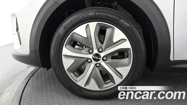 KIA NIRO PLUS 2023 — 115 339 км, серебристый, Корея — под ключ — фото 5