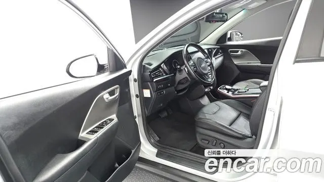 KIA NIRO PLUS 2023 — 115 339 км, серебристый, Корея — под ключ — фото 10