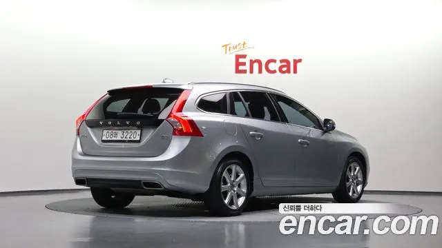 VOLVO V60 2017 — 180 813 км, серебристо-серый, Корея — под ключ — фото 2