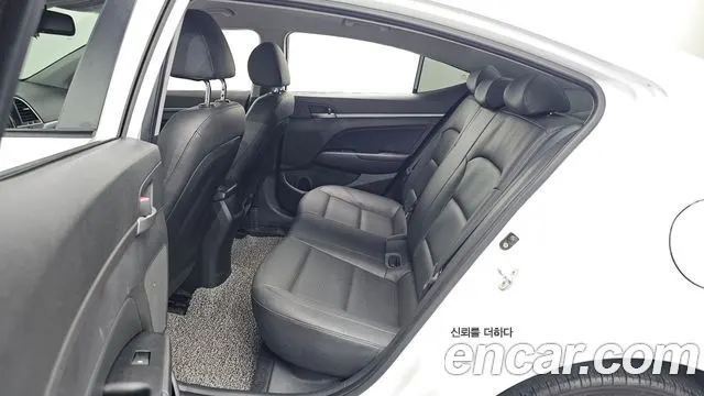 HYUNDAI AVANTE 2018 — 125 014 км, белый, Корея — под ключ — фото 11