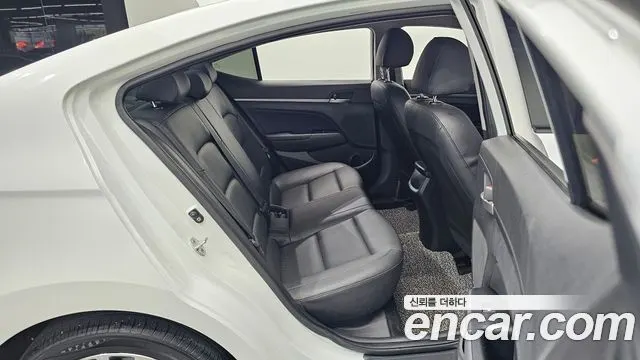 HYUNDAI AVANTE 2018 — 125 014 км, белый, Корея — под ключ — фото 12