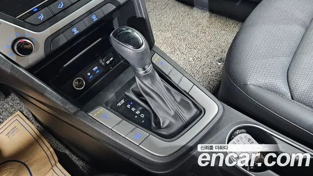 HYUNDAI AVANTE 2018 — 125 014 км, белый, Корея — под ключ — фото 9