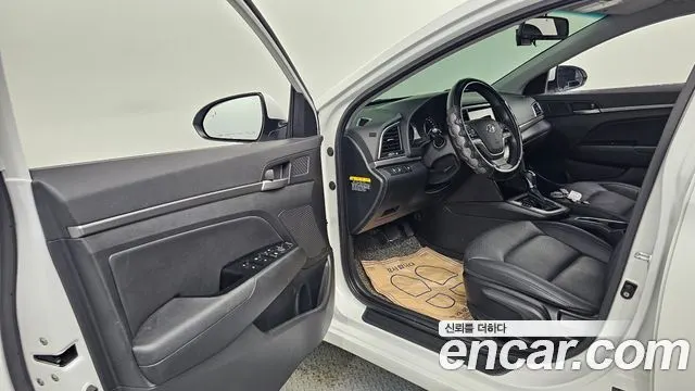 HYUNDAI AVANTE 2018 — 125 014 км, белый, Корея — под ключ — фото 10