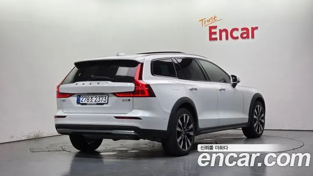 VOLVO V60 CROSS COUNTRY 2025 — 8 667 км, белый, Корея — под ключ — фото 1