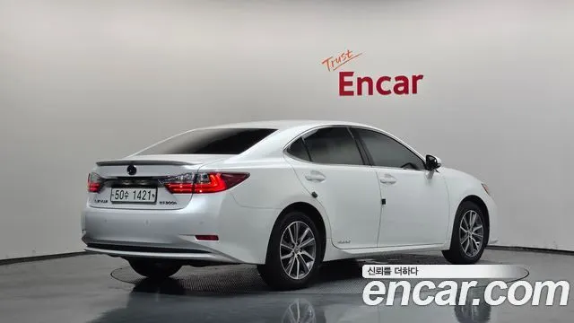 LEXUS ES300H 2018 — 86 915 км, белый, Корея — под ключ — фото 1