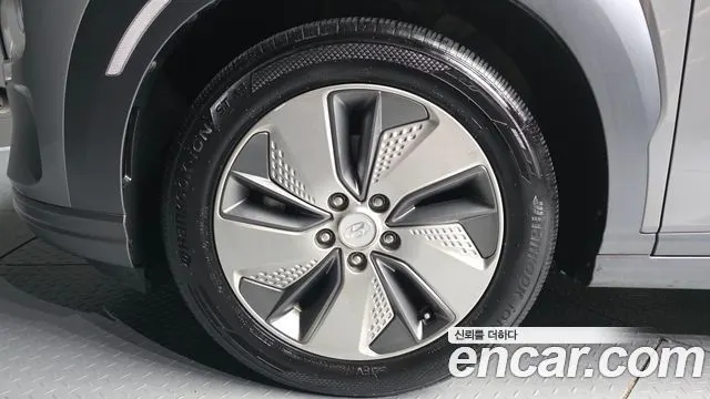 HYUNDAI KONA ELECTRIC 2019 — 131 214 км, серебристо-серый, Корея — под ключ — фото 5