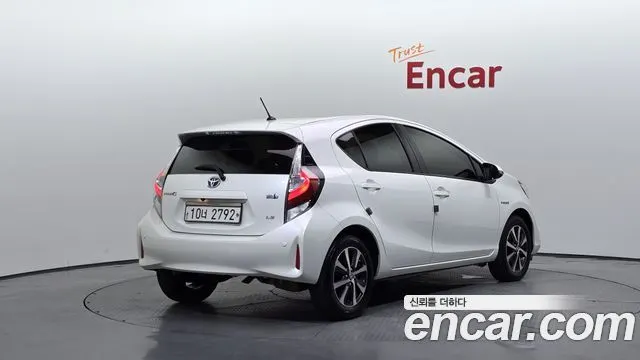 TOYOTA PRIUS C 2019 — 86 830 км, белый, Корея — под ключ — фото 1