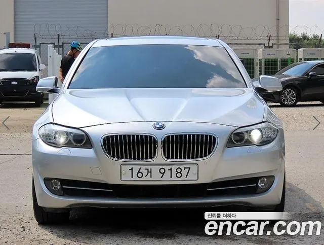 BMW 5 SERIES 2013 — 149 451 км, серебристо-серый, Корея — под ключ — фото 1