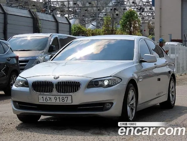 BMW 5 SERIES 2013 — 149 451 км, серебристо-серый, Корея — под ключ — фото 2