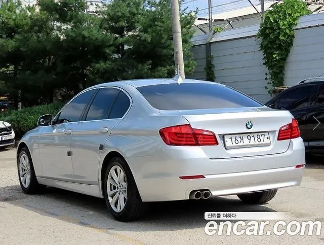 BMW 5 SERIES 2013 — 149 451 км, серебристо-серый, Корея — под ключ — фото 3