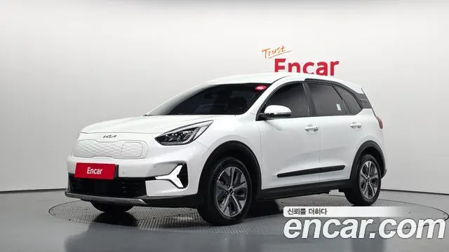KIA NIRO PLUS 2023 — 28 967 км, белый, Корея — под ключ — фото 1