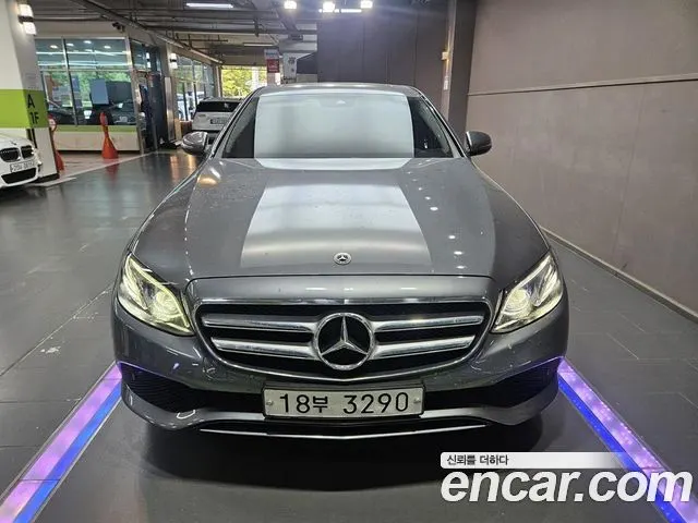 MERCEDES-BENZ E-CLASS W213 2018 — 177 421 км, светло-серебристый, Корея — под ключ — фото 1