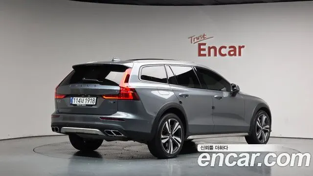 VOLVO V60 CROSS COUNTRY 2021 — 77 065 км, серый, Корея — под ключ — фото 1