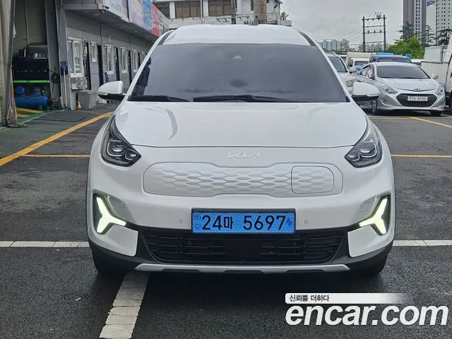 KIA NIRO PLUS 2023 — 46 448 км, белый, Корея — под ключ — фото 1